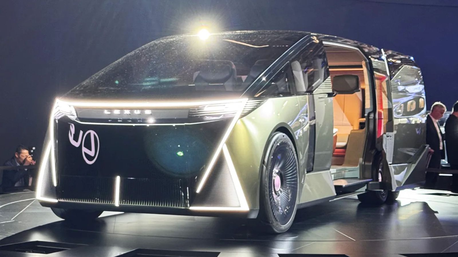 Η Lexus LS μετατρέπεται σε τριαξονικό πολυτελές Mini Van!